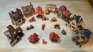 Autumn/harvest Village - 7 Houses,  3 Trees And 8 Figurines