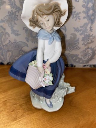 Lladro Girl With Basket Of Flowers 5221 Sweet Scent Perfect