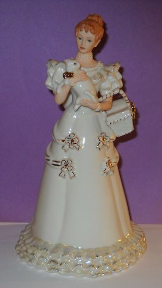 Lenox 2007 Ivory Classic Figurine Christmas Bundle Of Love Lady With Cat