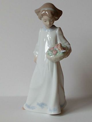 Nao Lladro Daisa 2002 Girl Flowers Bird Porcelain Figure 8.  5 "