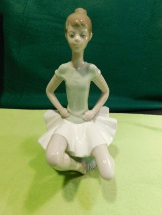 Lladro,  Spain,  Fine Porcelain Figurine.  1360 Laura Ballet Girl W/orig.  Box