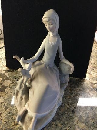 Spanish Porcelain Lladro Figure Shepherdess With Dove 4660