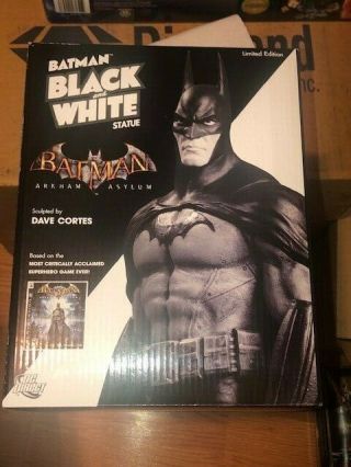 Batman Dc Comics Black White Arkham Asylum Mini Statue From 2011 1974/5000