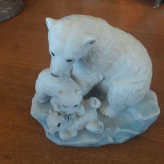 Home Interiors Masterpiece Porcelain Figure " Polar Bear And Cubs " 1993