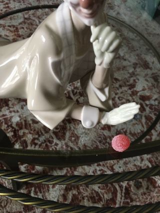 LLADRO 4618 LAYING DOWN CLOWN WITH BALL - GLAZED - REPAIRED WRIST 3