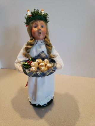 2008 Byers Choice Caroler Girl Advent Wreath On Head Holding Tray Of Buns Signed