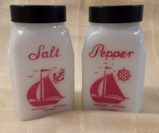 Milk Glass Salt/pepper Shakers Red Sailboats Roman Arches Mckee W/black Lids 4 "