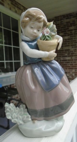 Lladro Hand Made In Spain Glazed Porcelain Figurine Girl Holding Pot W/flowers