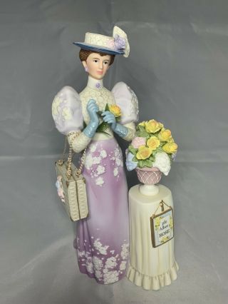 2001 Avon Mrs Albee Award,  Hand Painted Porcelain President Club Figurine 10 "
