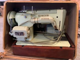 Vintage Singer Sewing Machine With Foot Pedal And Case