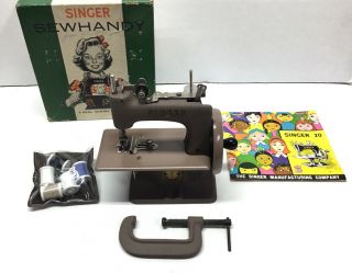 ANTIQUE VINTAGE 1955 SINGER SEWHANDY CHILD ' S TOY SEWING MACHINE MODEL 20 2