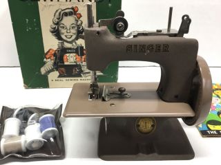 ANTIQUE VINTAGE 1955 SINGER SEWHANDY CHILD ' S TOY SEWING MACHINE MODEL 20 3