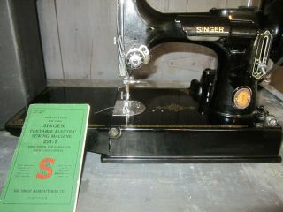 1951 VINTAGE SINGER 221 FEATHERWEIGHT PORTABLE SEWING MACHINE W/ CASE 2