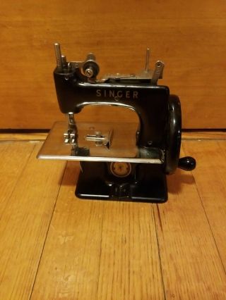 Vintage Childs Cast Iron Singer Sewing Machine Salesman’s Sample Sewing Machine