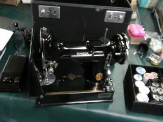 Vintage Singer Featherweight Portable Electric Sewing Machine w/Case & 2