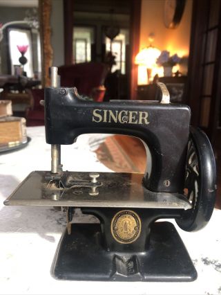 Vintage Childs Cast Iron Singer Sewing Machine Salesman’s Sample Sewing Machine