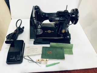 Vintage 1950 Singer Featherweight Sewing Machine With Case