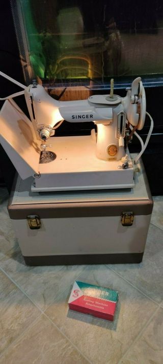 Singer Tan Beige Featherweight Sewing Machine 221j In The Case W/ Attachments