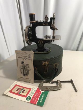 Vintage Singer Toy Sewing Machine Model 20 2