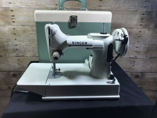 Vintage 1964 221 Singer Featherweight Sewing Machine with Case 2