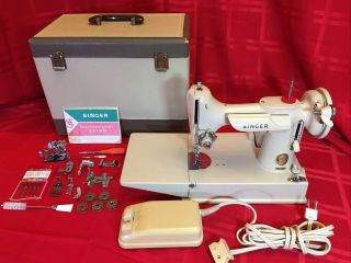 Singer Featherweight 221j Tan/beige Sewing Machine - Case - Attachements - Je154076