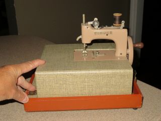 Vintage 1950 ' s SINGER SEW HANDY Childs Hand Crank Sewing Machine in CASE 2