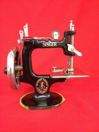 Vintage Singer Toy Sewing Machine Model 20 3