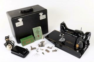 Vintage " Singer Featherweight " 221k Sewing Machine 1304