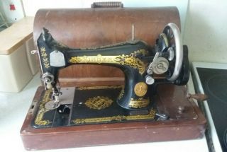 Vintage Hand Crank Singer Sewing Machine - Missing Plate - But Cranks Smoothly