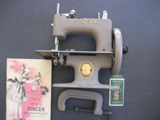 Vintage Singer Sewhandy Model 20 sewing machine. 3