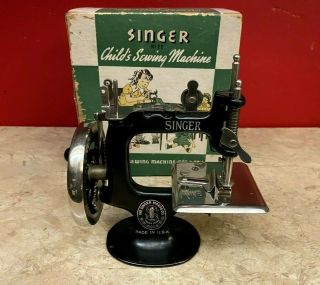 Vintage Miniature Singer Sewhandy No.  20 Child 