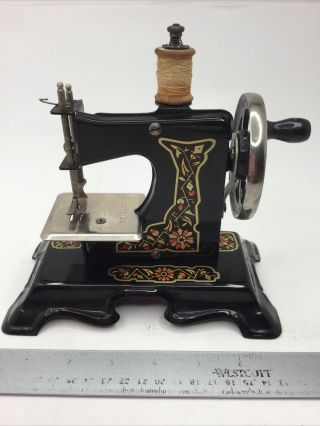 Vintage Unbranded Child’s Toy Hand Crank Sewing Machine Floral Design 78132