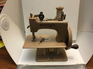 1950’s Singer Child ' s Sewing Machine - Sewhandy Model No.  20 w/Booklet 2