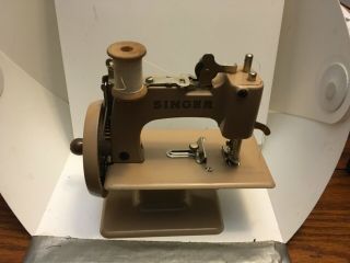 1950’s Singer Child ' s Sewing Machine - Sewhandy Model No.  20 w/Booklet 3