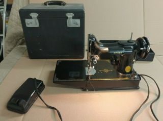 1950 Singer 221 - 1 Featherweight Sewing Machine,  Attachments Accessories 221k
