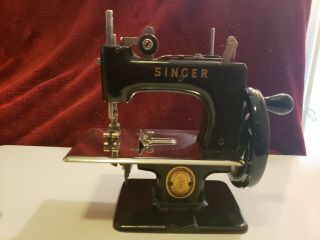 Vintage Childs Singer Sewing Machine Model No.  20 W/box & Accessories