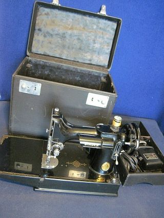 1947 Singer 221 Featherweight Sewing Machine In Case - Running Smooth