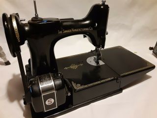 Singer Featherweight Portable Sewing Machine Model 221 W/ Case