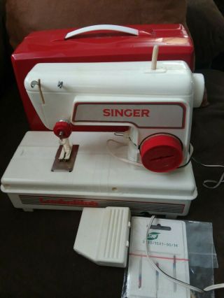 Vintage Singer Sewing Machine Toy With Case And Foot Pedal.