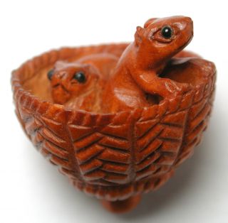 Vintage Hand Carved Boxwood Button Realistic Squirrels In A Basket - 7/8 "