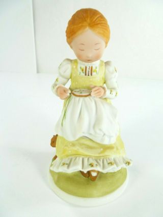 Vtg 1974 Holly Hobbie Creations Porcelain Figurine Girl Embroidering With Cat
