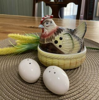Vintage Chicken Nesting On Egg Salt And Pepper Shakers Japan Ceramic
