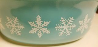 Vintage Pyrex Turquoise with White Snowflakes 1.  5 Qt.  Casserole 043 with Lid 2