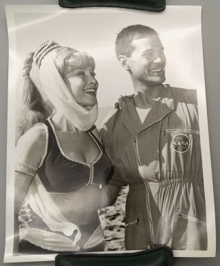 Vintage Nbc Press Photo I Dream Of Jeannie Larry Hagman And Barbara Eden