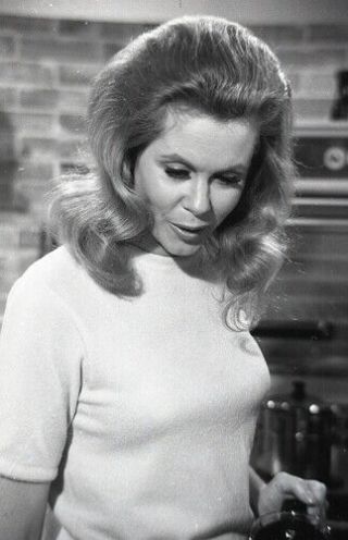 Elizabeth Montgomery Busty Coffee Bewitched 1967 Abc Tv Photo Negative