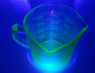 Vintage Kellogg ' s Green Vaseline Glass Three spout Measuring Cup 1 Cup 3