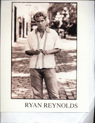 Ryan Reynolds - 8x10 Headshot Photo W/ Resume - Deadpool