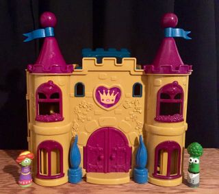 Veggietales Duke And The Pie War Castle Toy Playset,  6 Figures,  Accessories