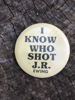 Vintage 1980’s Dallas Tv Show Button/pin I Know Who Shot Jr Ewing