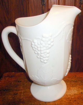 Old Vtg Indiana Colony Harvest Grape Milk Glass Footed Pitcher W/ Ice Lip 72 Oz
